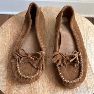 Minnetonka Kilty Suede Kiltie Bow Moccasins in Dusty Brown sz: 8